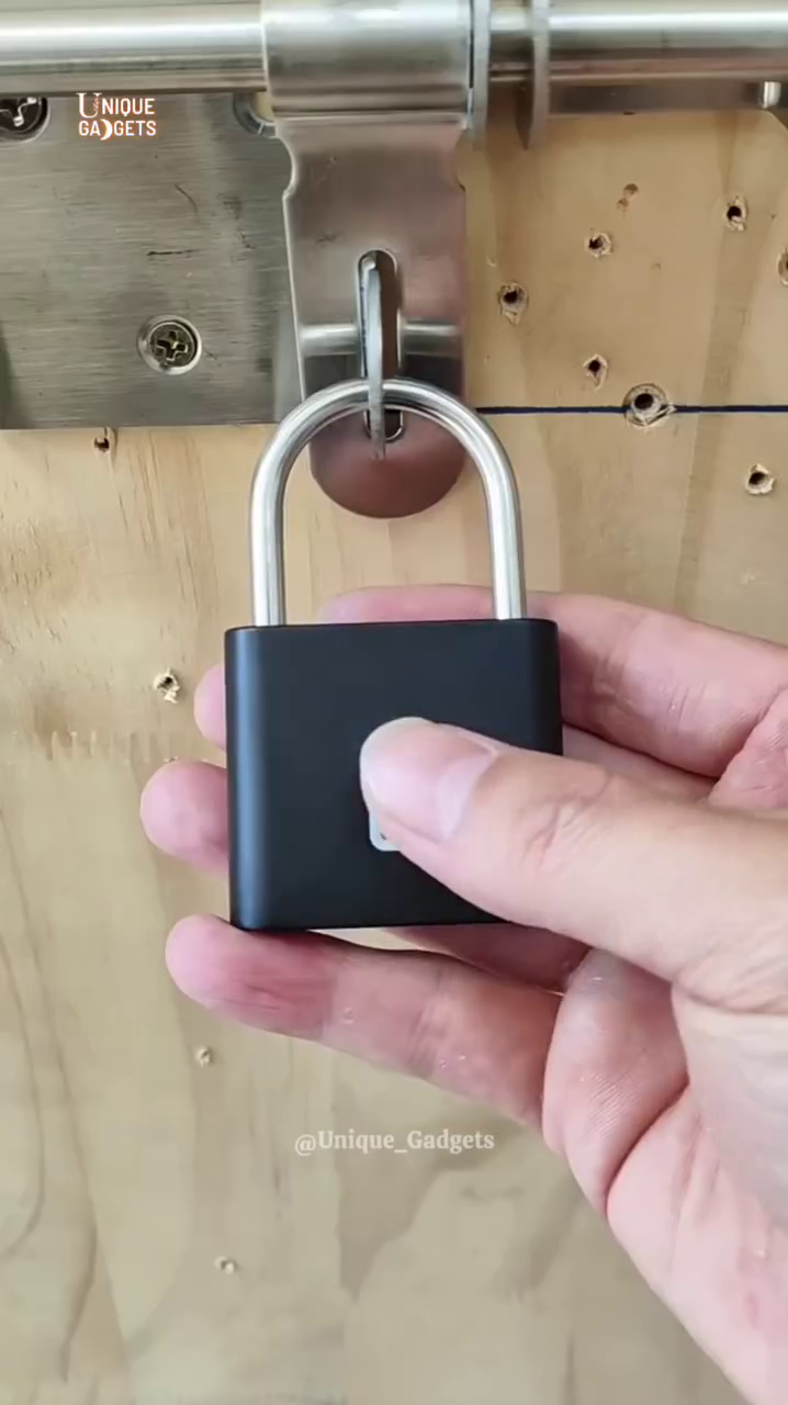 smart fingerprint padlock – no keys needed!